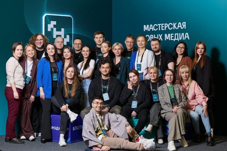 люди фотографируются