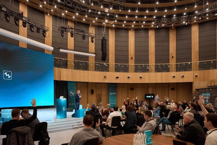 люди сидят в зале