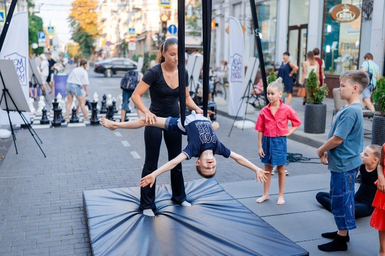 тренер поддерживает мальчика