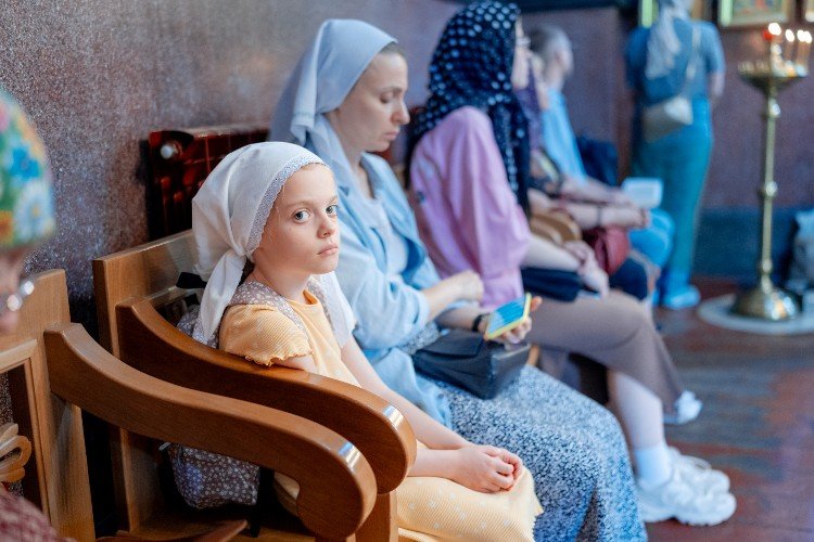 Девочка на служении в церкви