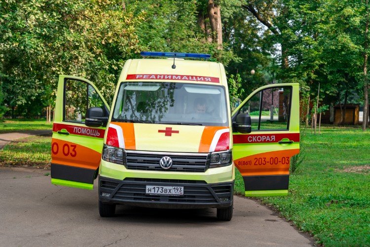 машина скорой помощи стоит