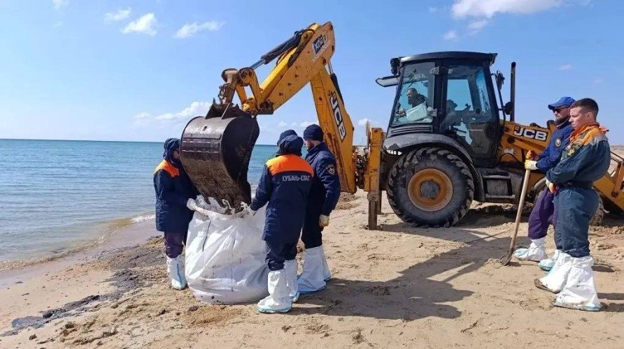 Берег Витязево очищают от последствий разлива нефти