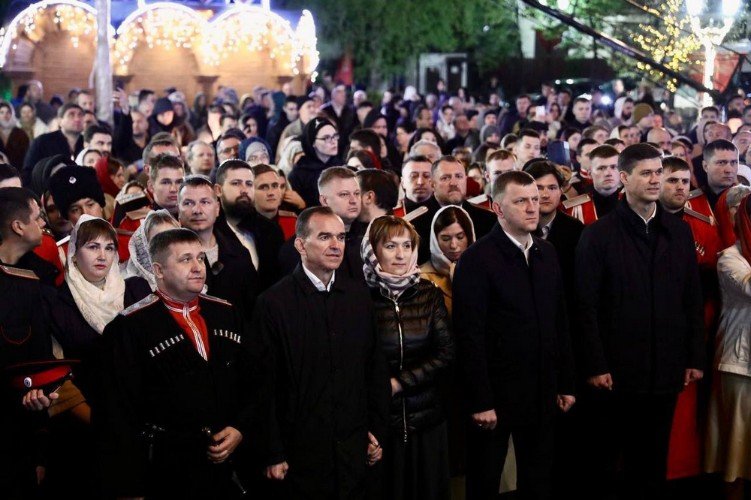 Кондратьев с женой, Власовым и Алтуховым стоит в Екатерининском соборе