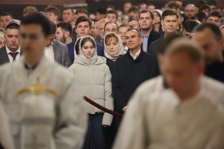 Кондратьев с женой, дочерью и Сергеем Алтуховым стоит в Екатерининском соборе в Краснодаре