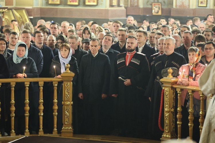 Кондратьев с женой и казаками стоит в Екатерининском соборе