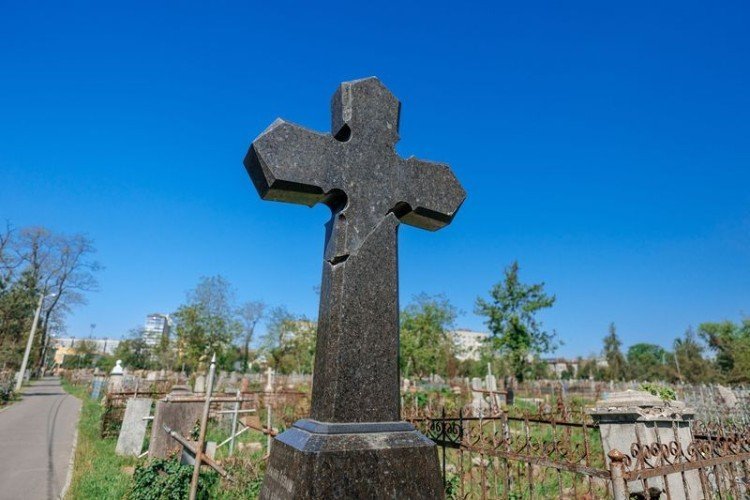 крест стоит на погосте