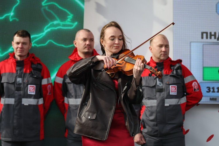 Скрипачка на открытии объекта