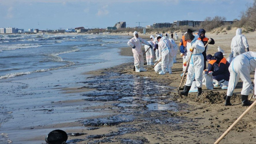 Более 300 тонн нефти разлилось в Черное море: спутники показали масштаб ЧП у берегов Анапы