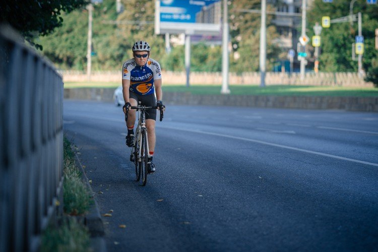 велосипедист едет по дороге