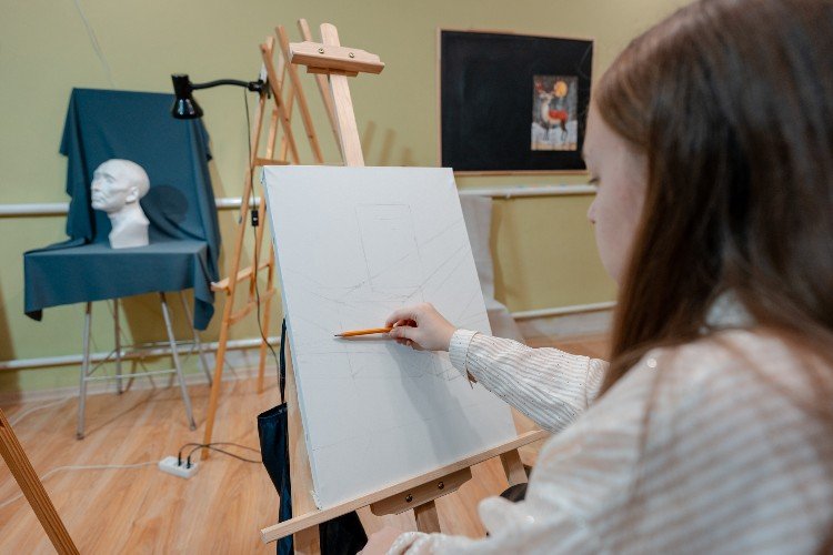 девушка рисует