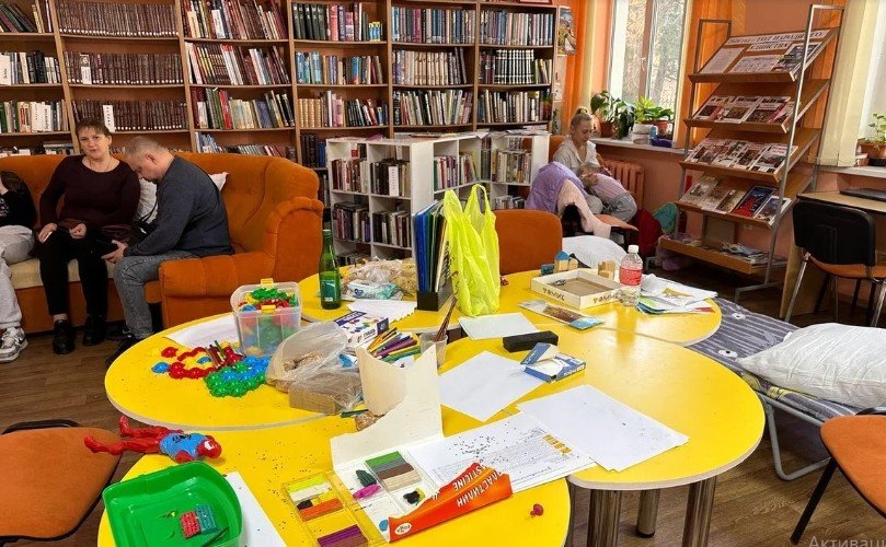 люди сидят в школе