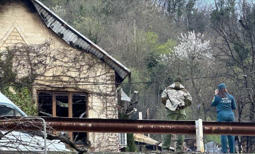 сотрудники МЧС стоят у дома