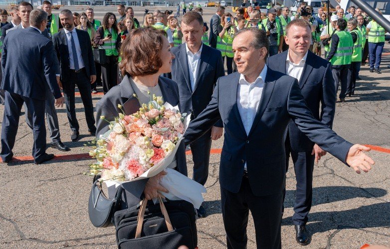 Кондратьев стоит около женщины