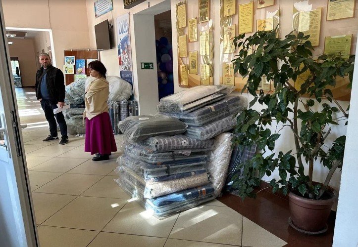 люди стоят в коридоре школы