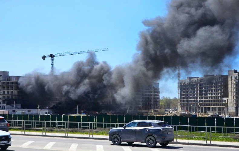 машины едут около пожара