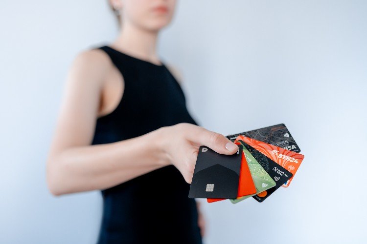 Девушка с кучей кредиток