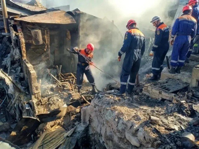 Спасатели расчищают завалы