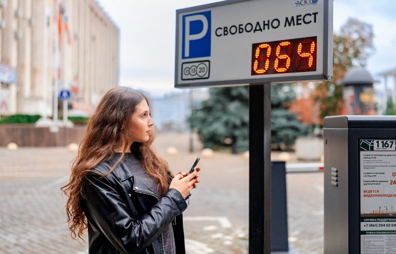 девушка стоит около парковки