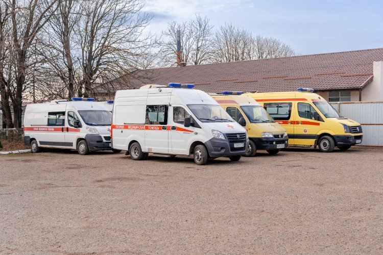 машины скорой стоят на парковке