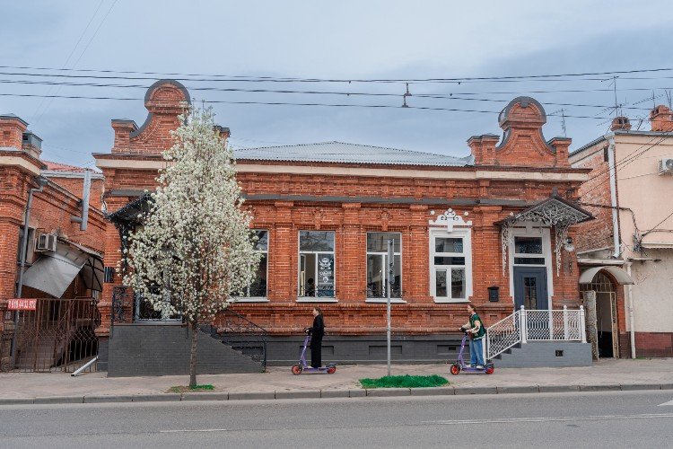 девушки на СИМ едут по улице