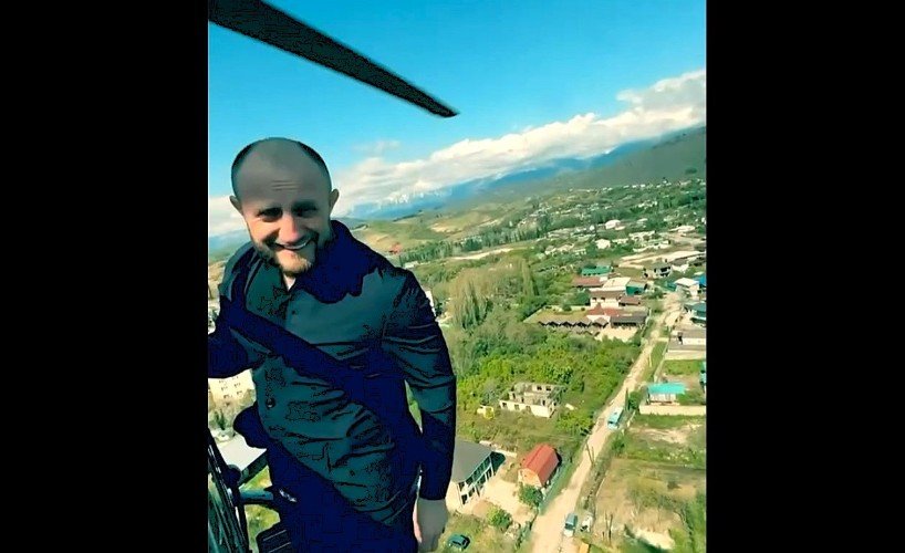 Бизнесмен из Сочи устроил экстремальный полет вне кабины вертолета