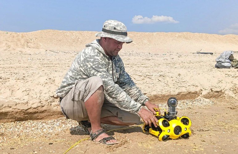 мужчина сидит на пляже