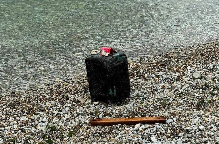 канистра стоит на берегу