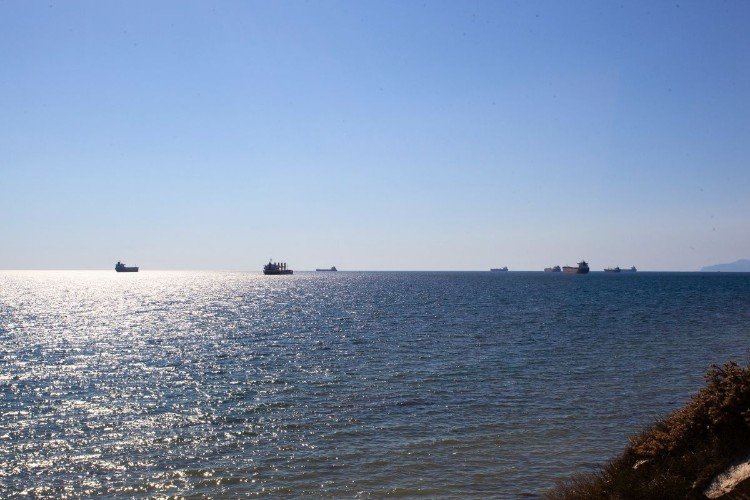 суда стоят на рейде в море