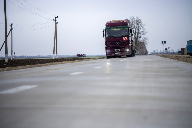 машина едет по трассе