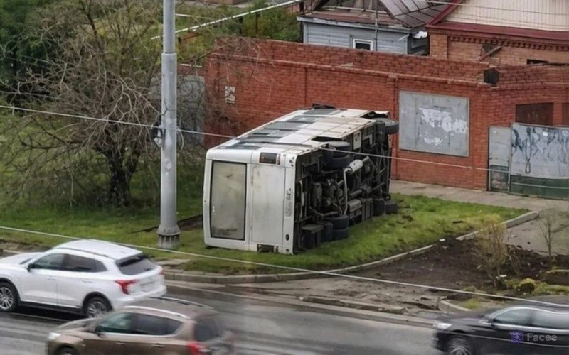 Автобус опрокинулся на бок в Краснодаре, есть пострадавшие