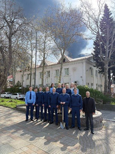 Работники прокуратуры на фоне дыма