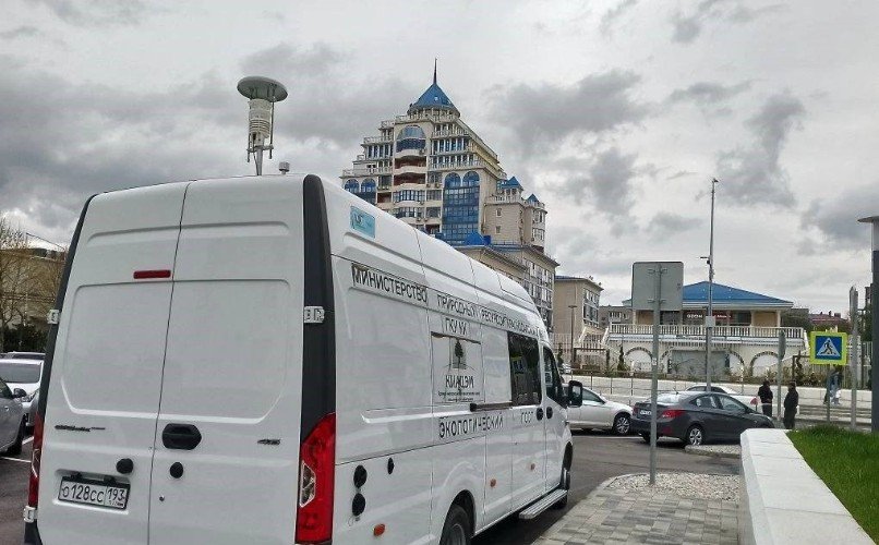 машина стоит в центре города