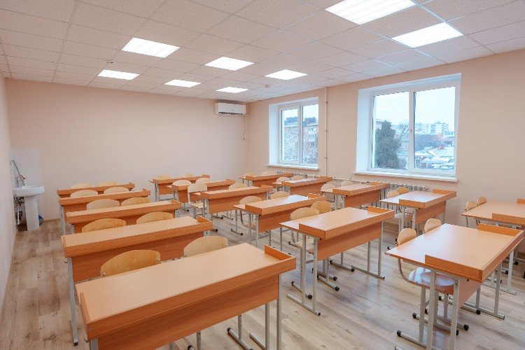 парты стоят в классе