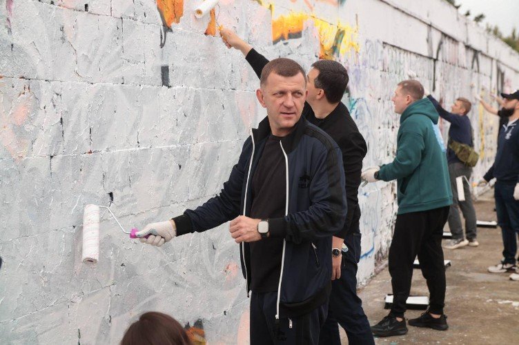 Мэр Краснодара Евгений Наумов на уборке города