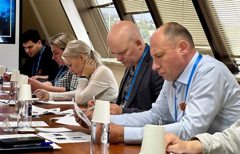 люди сидят за столом