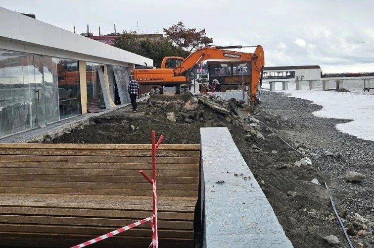 спецтехника стоит на пляже