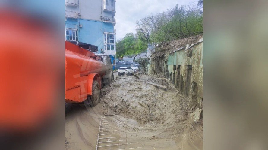 Четвертый за полгода: сель завалил двор ЖК в Сочи