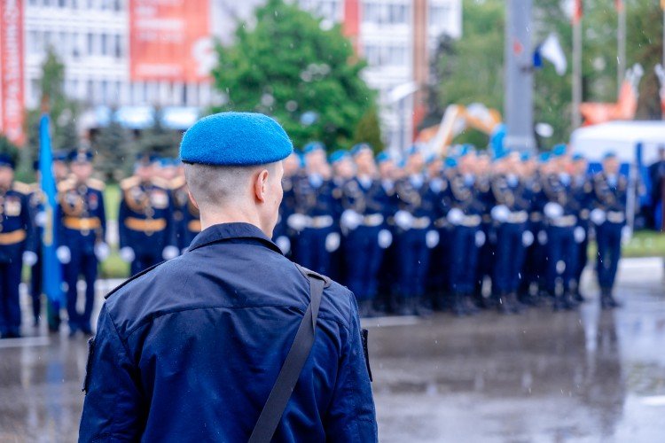 военные стоят на плацу