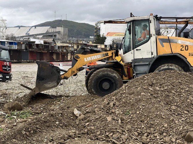 Почти 990 кубометров нефтепродуктов собрали из воды в Туапсе