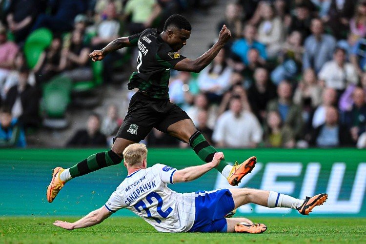 Джон Кордоба атакует в матче с «Динамо» из Махачкалы