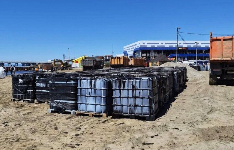 Ёмкости стоят на пляже