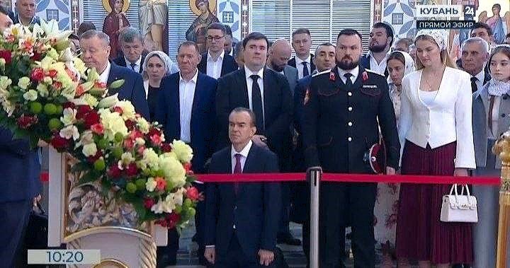 Кондратьев стоит на коленях в храме