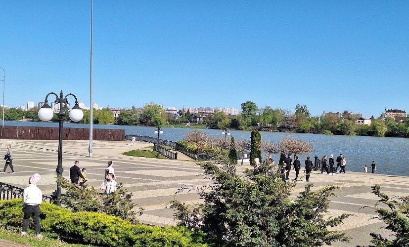 Полиция идёт по набережной ЮМР в Краснодаре