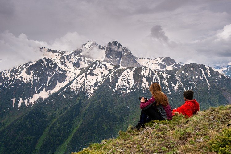 Люди смотрят на горы