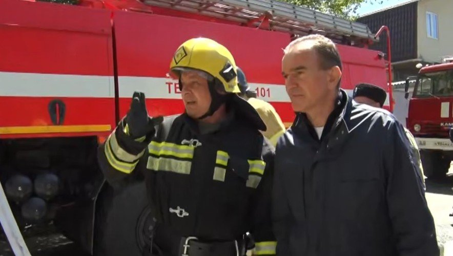 Начальник ГУ МЧС стоит с губернатором