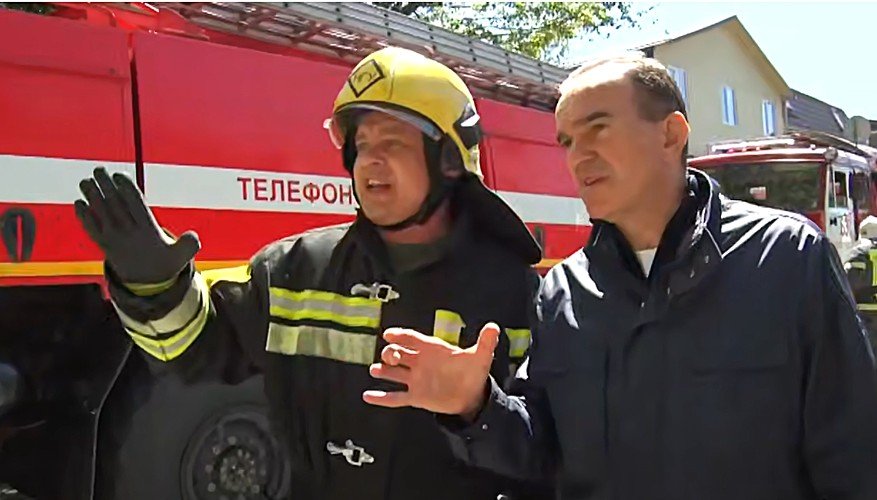 Губернатор стоит с пожарным