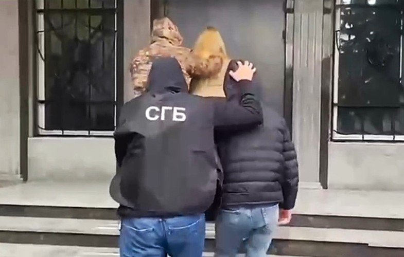 СГБ ведет задержанных