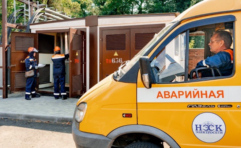 электрики стоят у подстанции