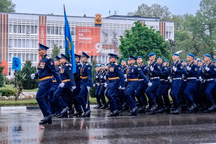 военные идут на параде