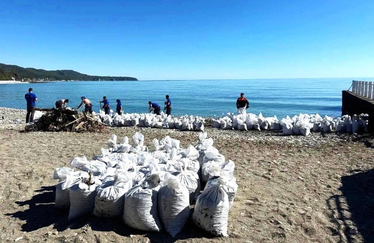 мешки стоят на берегу